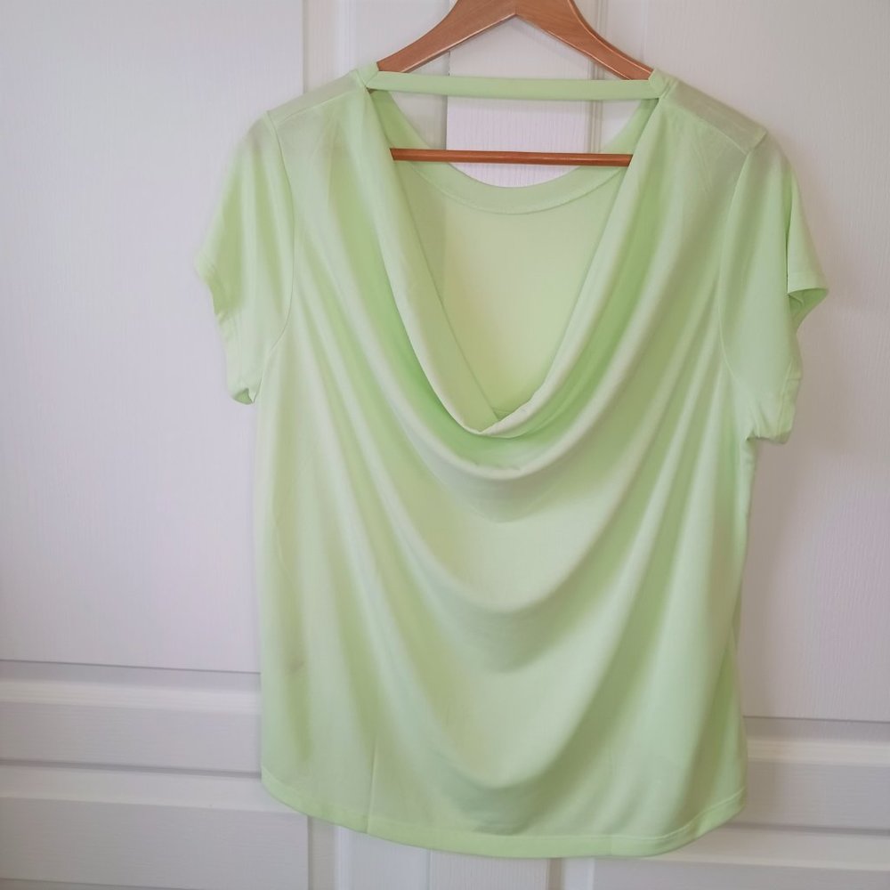 Banana Republic Women's Sandwash Modal Green Short Sleeve Back Drape Top Size L - Picture 2 of 9